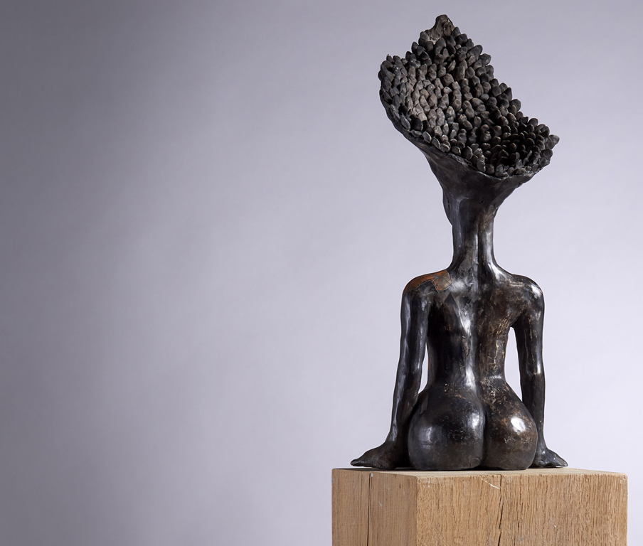 sculpture-femme assise de dos